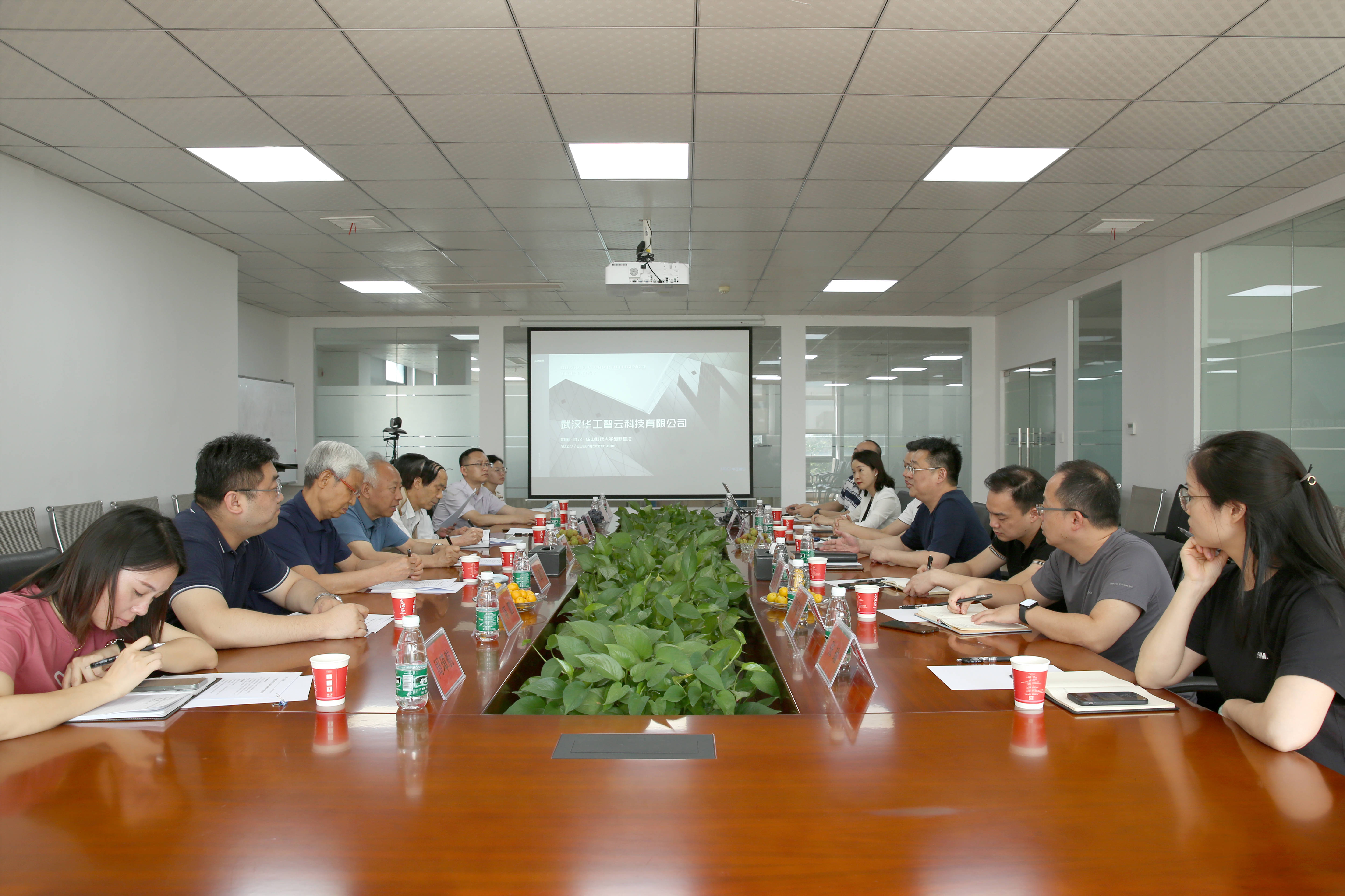 武汉市关工委领导一行莅临九州酷游(ku游)参观考察指导工作 